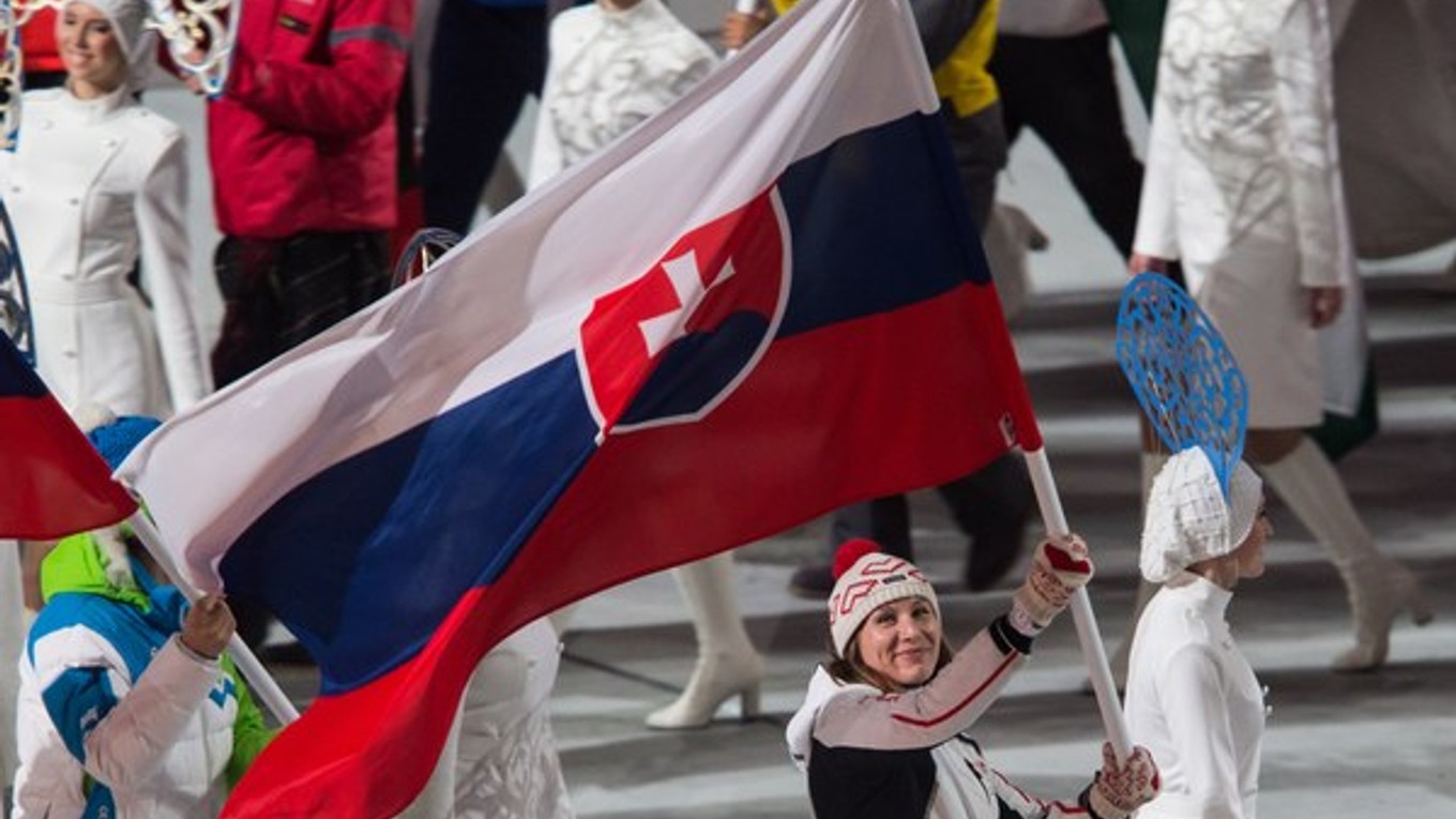Na záverečnom ceremoniáli zimnej olympiády v Soči niesla slovenskú vlajka zlatá medailistka z biatlonu Anastasia Kuzminová.