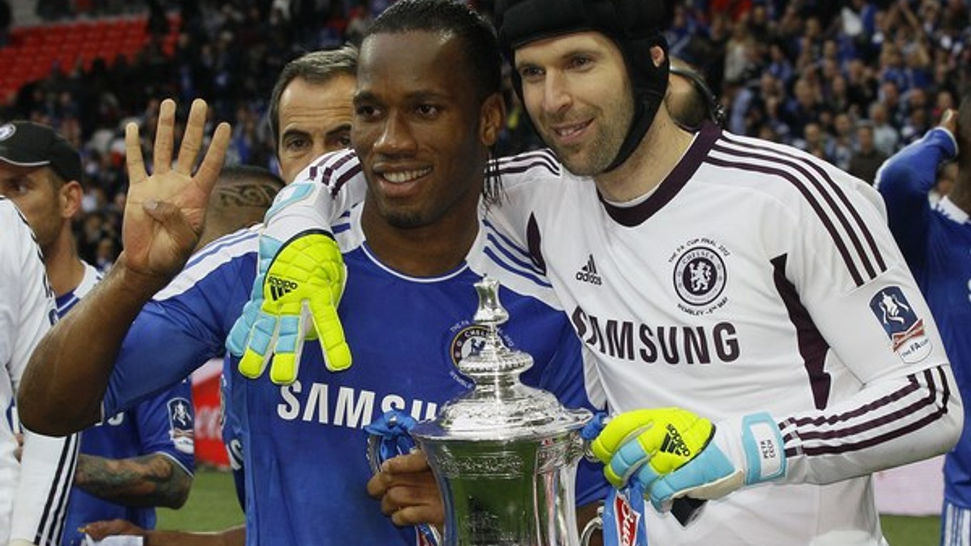 Takto sa v Chelsea tešil z trofejí. Brankár Petr Čech a Didier Drogba po víťazstve vo finále Anglického pohára.