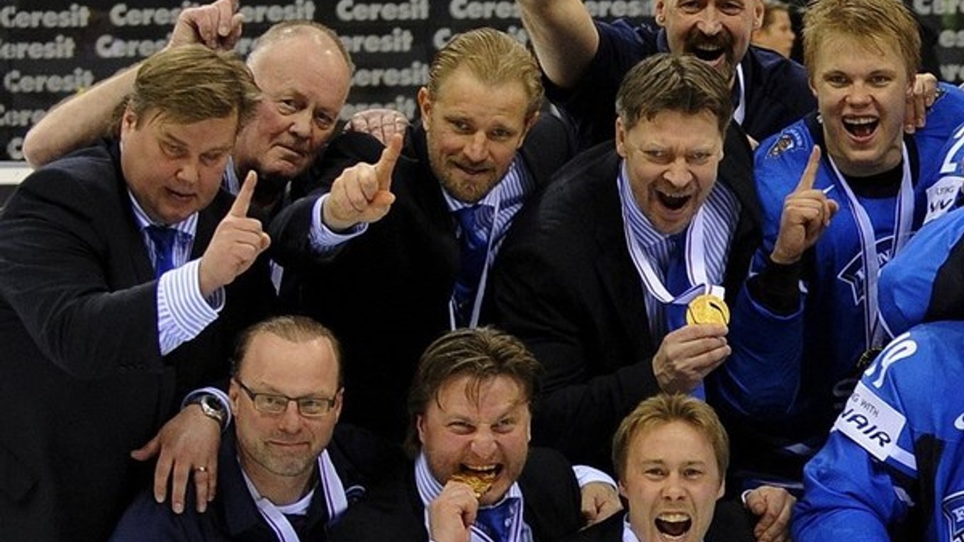 Takto Fíni v Bratislave oslalovali zlaté medaily. Petri Matikainen v hornom rade tretí zľava.