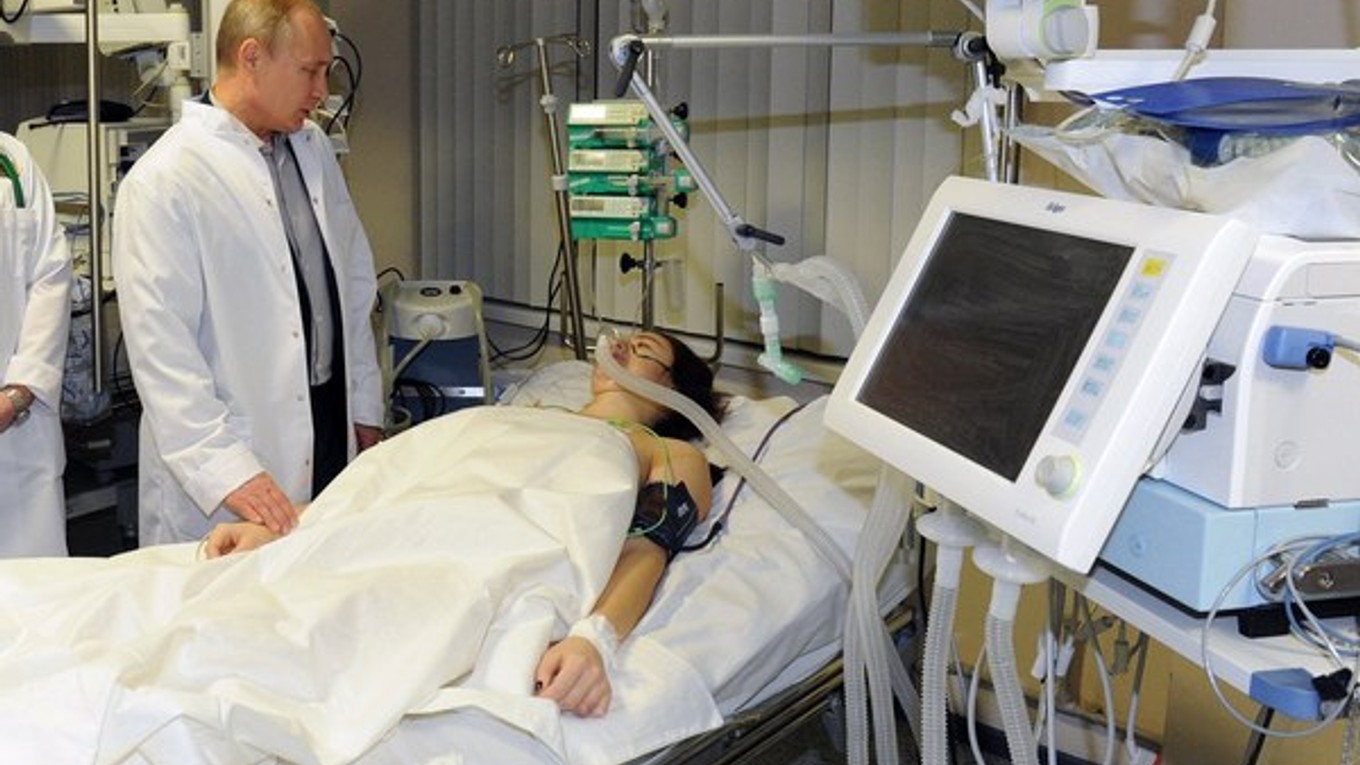 Vladimir Putin navštívil Mariu Komissarovu v nemocnici v Červenej Poľane.