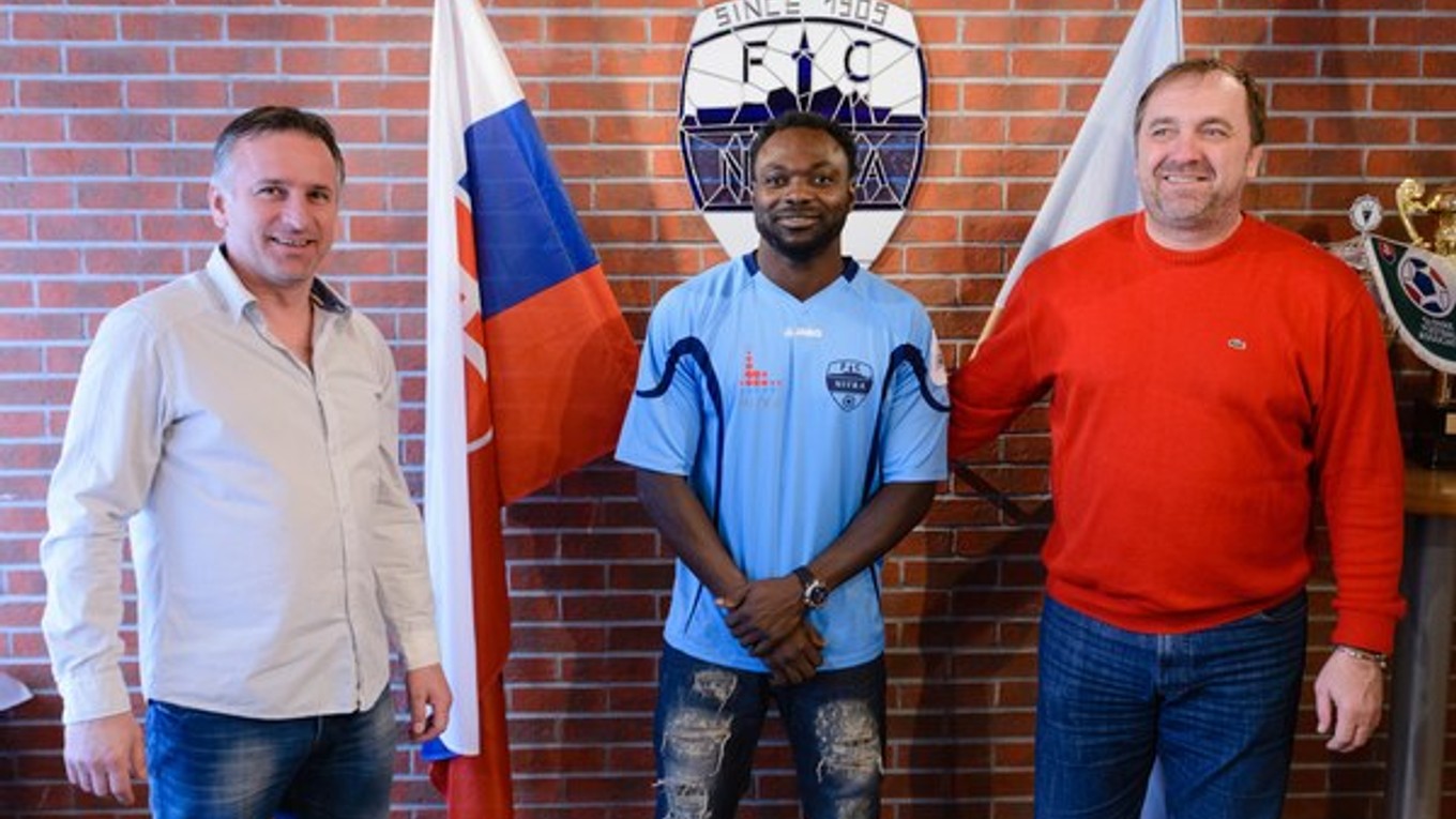 Na snímke generálny manažér Jozef Petráni (vľavo) a člen predstavenstva klubu Ivan Ondruška (vpravo) vítajú novú posilu FC Nitra Johna Mensaha (uprostred).