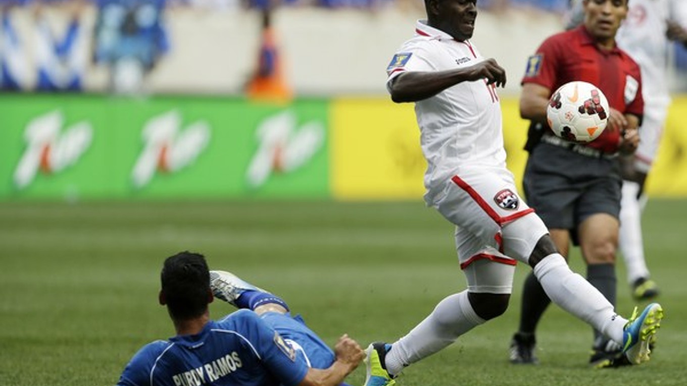 Stredopoliar Kevon Carter sa snaží kontrolovať loptu v zápase CONCACAF Gold Cup proti Salvadoru.