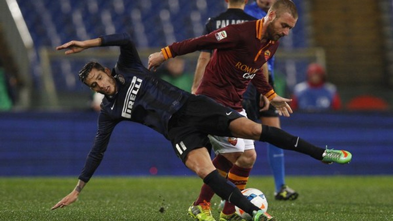 Stredopoliar AS Daniele De Rossi (vpravo) fauluje Gabriela Alvareza z Interu.