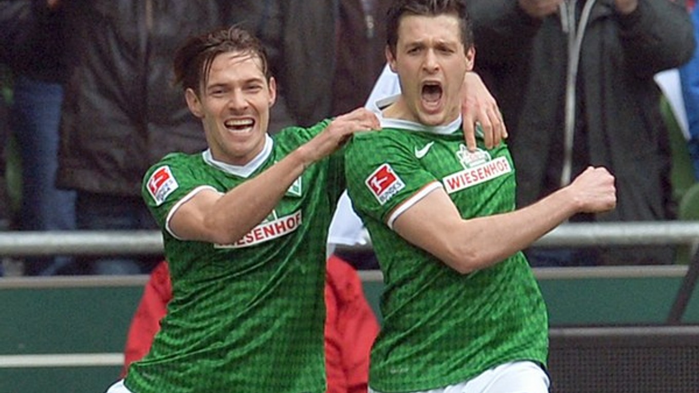 Zlatko Janužovič (vpravo) a Ludovic Obraniak oslavujú gól.
