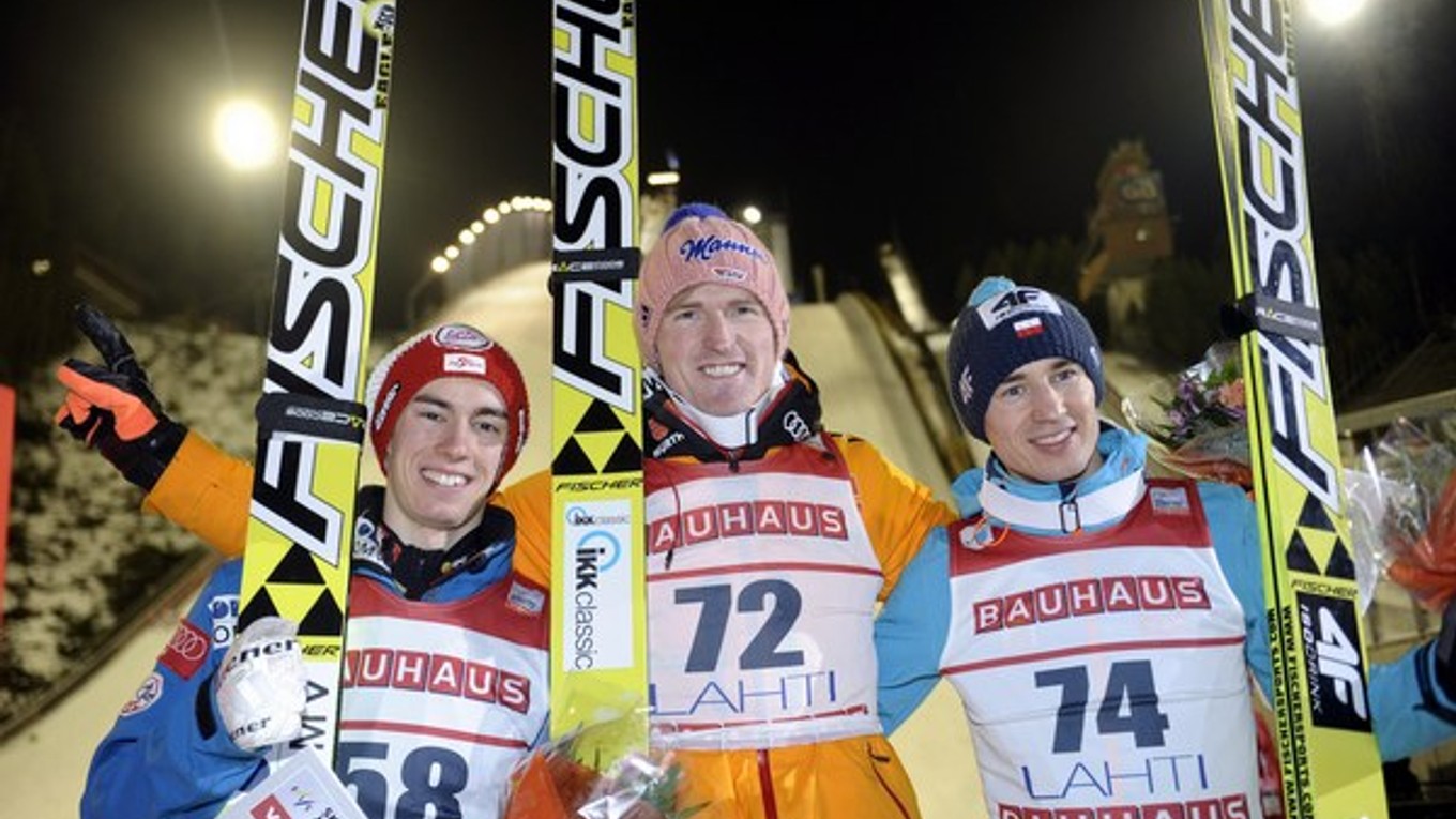Snímka z piatka, zľava: Rakúšan Stefan Kraft, Nemec Severin Freund a Poliak Kamil Stoch.