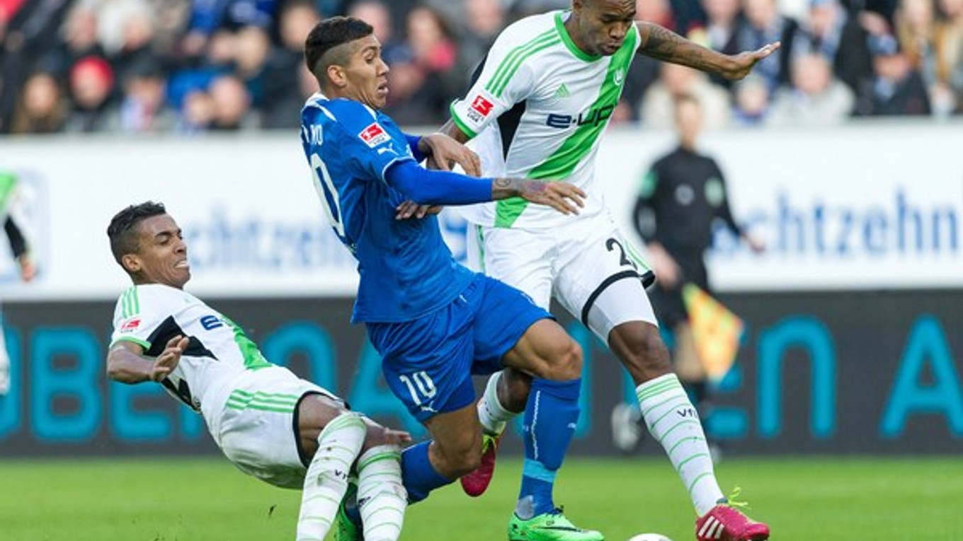 Roberto Firmino z Hoffenheimu v modrom a Luiz Gustavo (vľavo) a Naldo (vpravo) z Wolfsburgu.