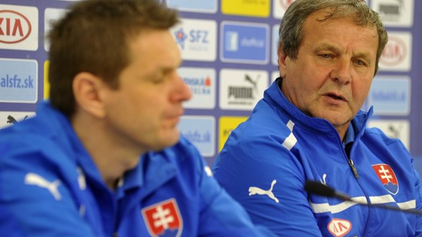 Tréner A-tímu Ján Kozák (vpravo) a jeho asistent Štefan Tarkovič.