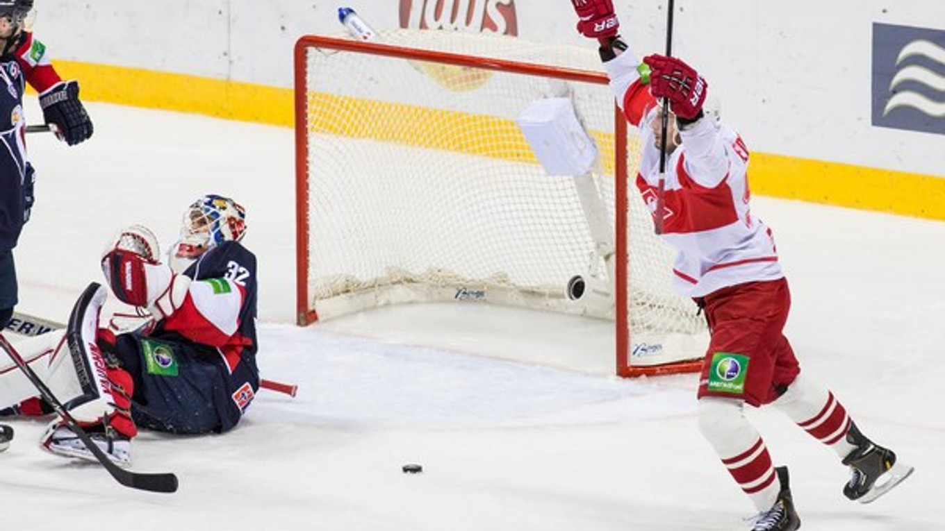 Brankár Slovana Jaroslav Janus inkasuje gól od Spartaku.