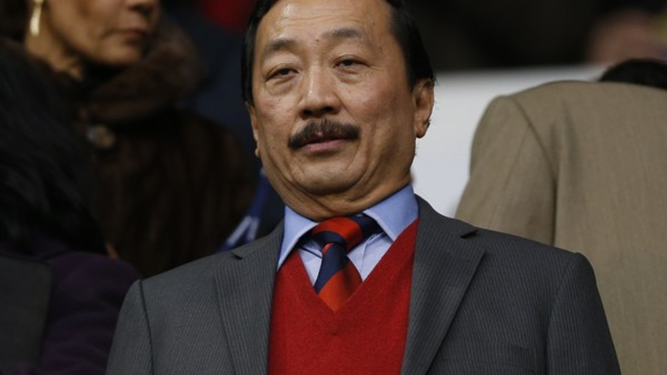 Majiteľ Cardiff City Vincent Tan na štadióne White Hart Lane v londýnskom Tottenhame.