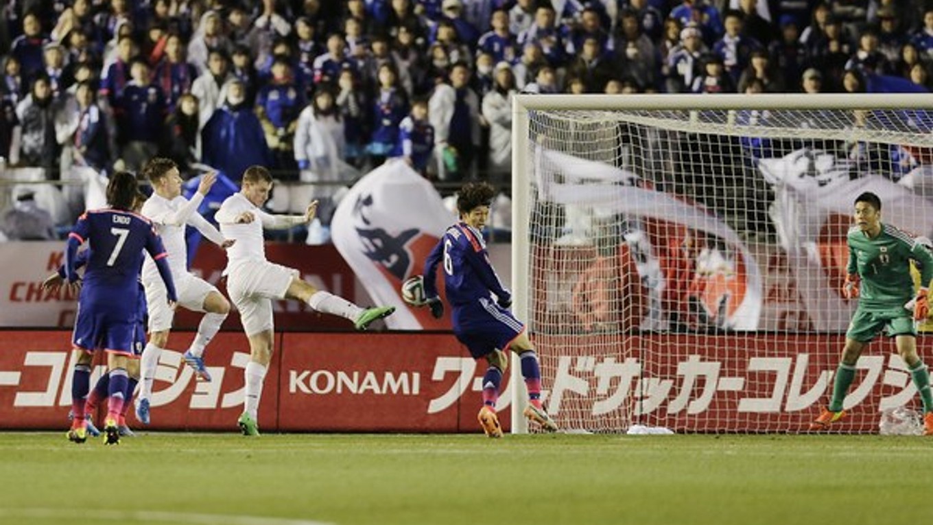 Novozélanďan Chris Wood (tretí sprava aj zľava) strieľa gól v Japonsku.