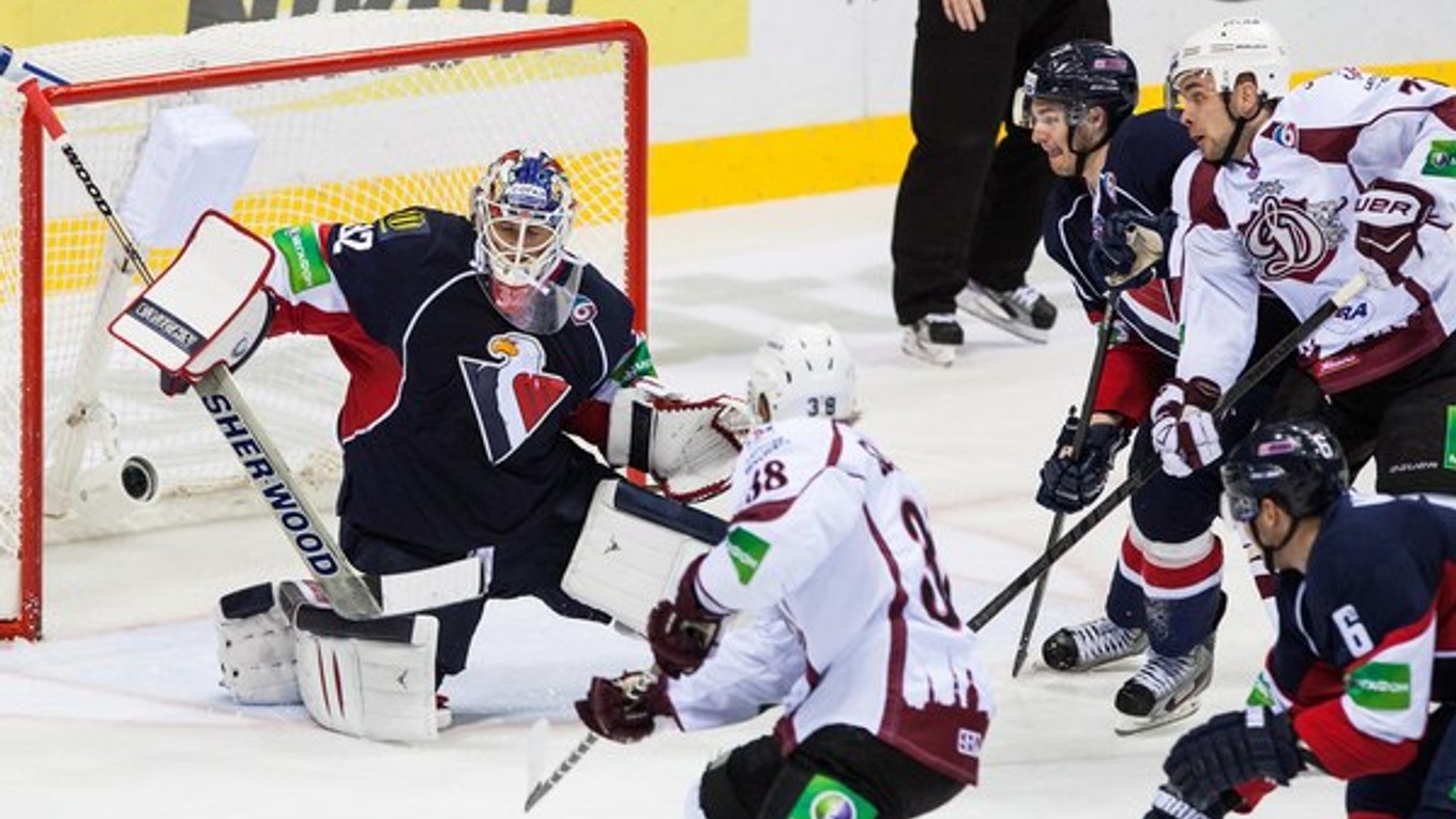 Zľava: brankár Slovana Jaroslav Janus a hráč Dinama Moskva Paul Szczechura.