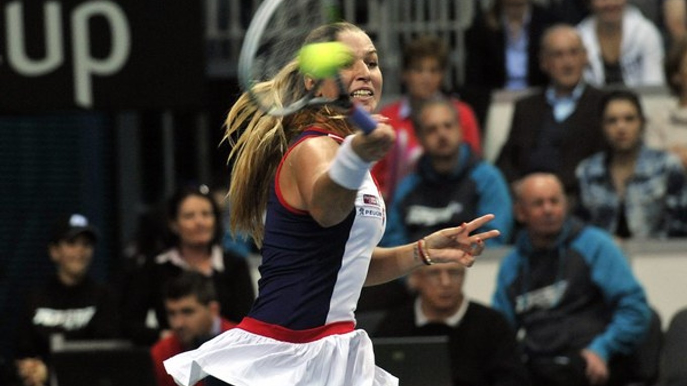 Dominika Cibulková odvracia úder Angelique Kerberovej vo štvrťfinále Pohára federácie Slovensko - Nemecko.