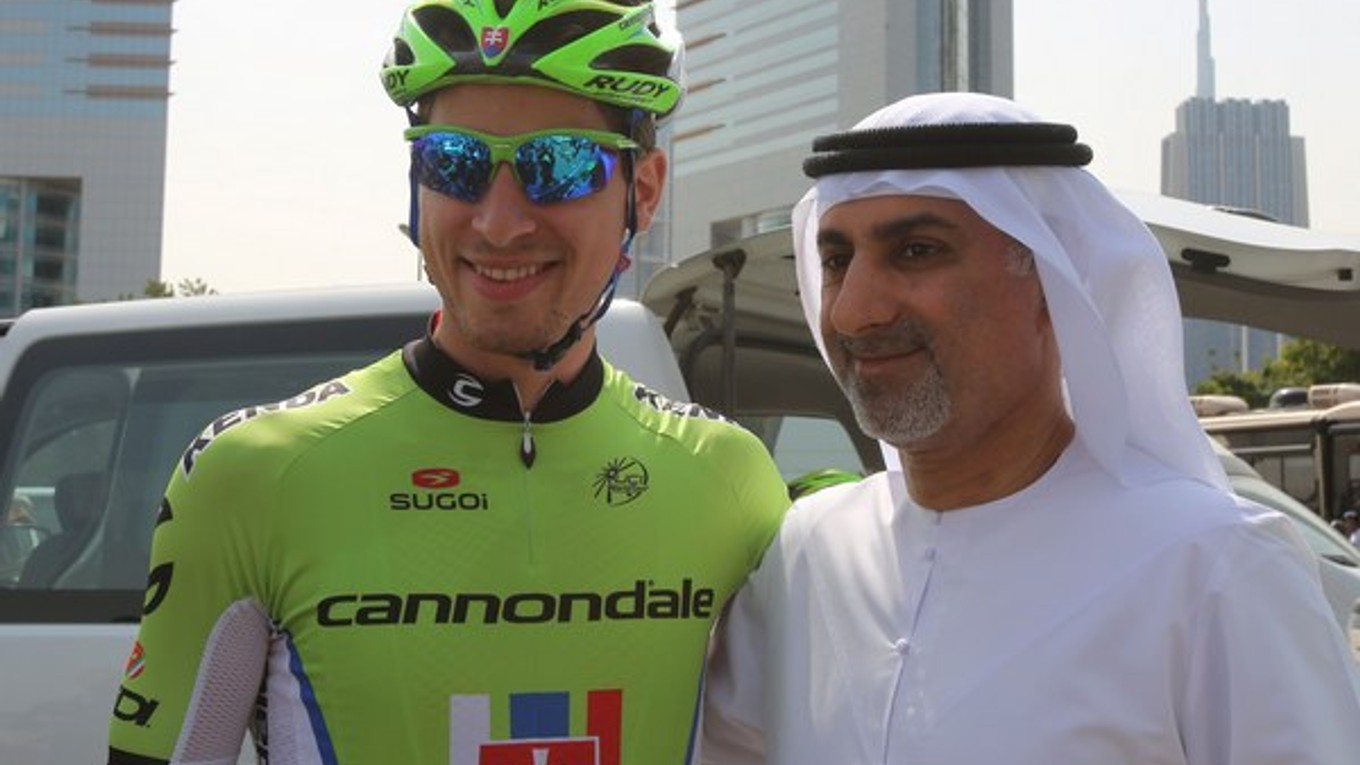 Peter Sagan pózuje s domácim fanúšikom pred štartom 4. etapy pretekov Dubaj Tour 2014 8. februára 2014.