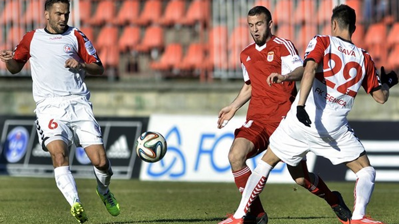 Jozef Rejdovian z Dukly (uprostred), Tomáš Kóňa (vľavo) a Vitor Anselmo (vpravo) zo Senice počas zápasu 21. kola slovenskej futbalovej Corgoň ligy.