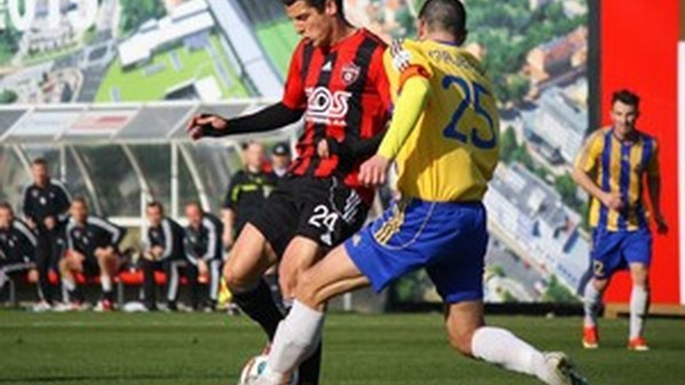 Trnavčan Radoslav Cypris v červeno-čiernom drese.