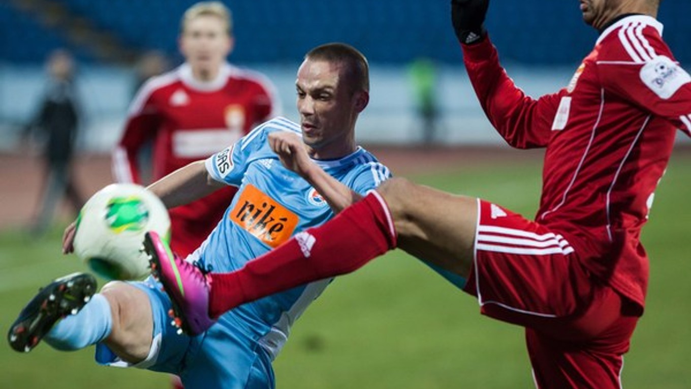 Kopúnek (vľavo v drese Slovana) sa preslávil na majstrovstvách sveta 2010 v Juhoafrickej republike, keď ako striedajúci hráč strelil víťazný gól vtedajším úradujúcim šampiónom Talianom (3:2).