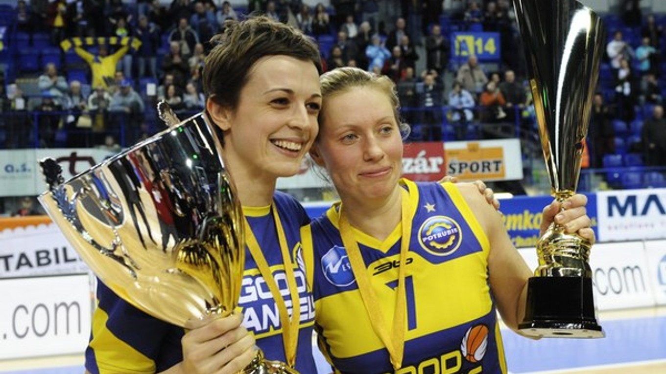 Kľúčové hráčky košickej zostavy Miljana Bojovičová (vľavo) so Zuzanou Žirkovou.