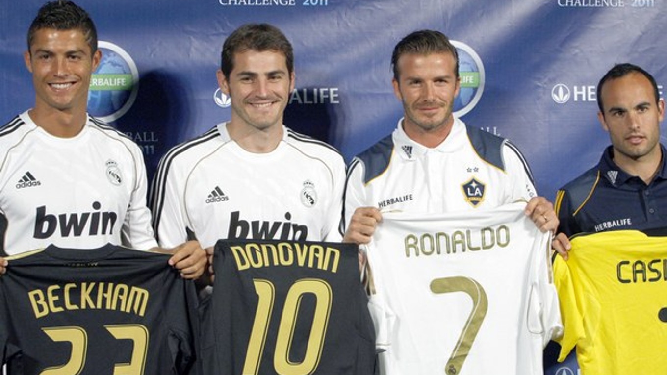Zľava s vymenenými dresmi na ilustračnej snímke: Cristiano Ronaldo, Iker Casillas, David Beckham a Landon Donovan.