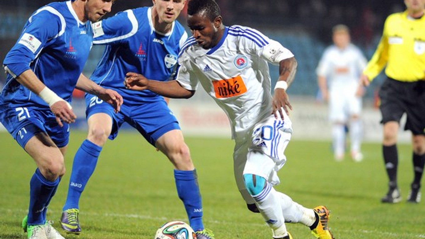 Henrich Kováč (vľavo) a Lukáš Kutra (v strede) z FC Nitra a Seydouba Soumah z ŠK Slovan Bratislava (vpravo).