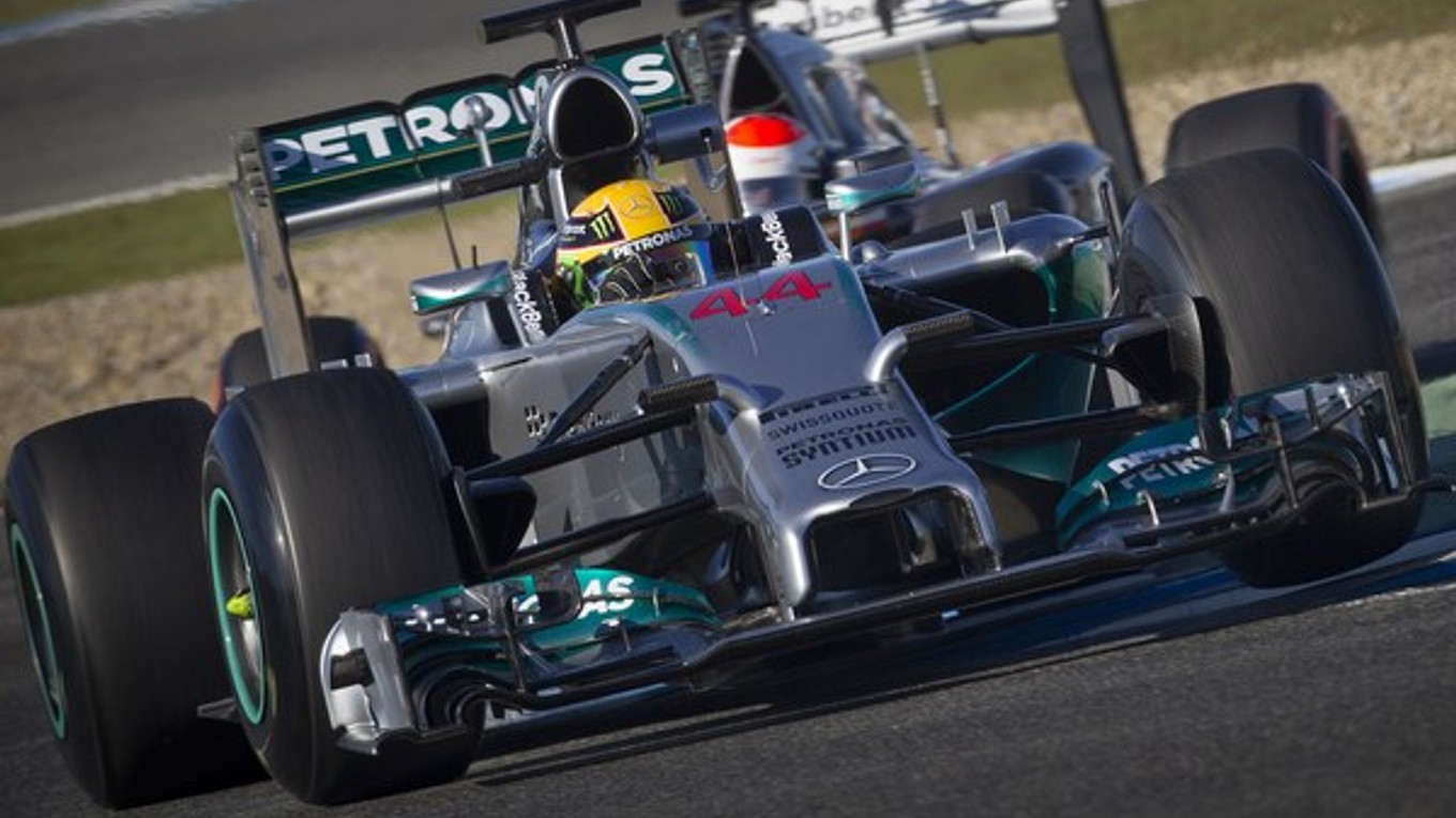 Lewis Hamilton počas testov F1 ukazoval slušnú formu.