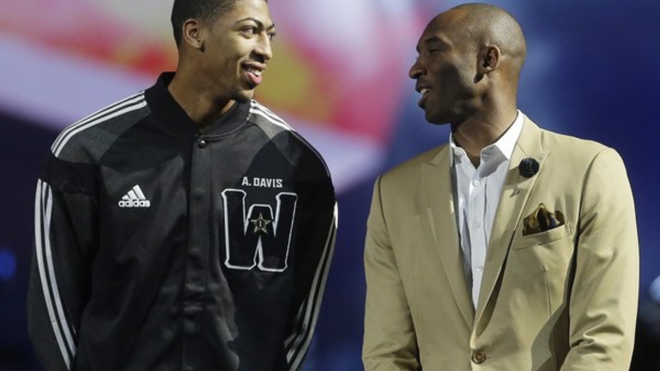 Anthony Davis (New Orleans Pelicans) a vpravo Kobe Bryant.
