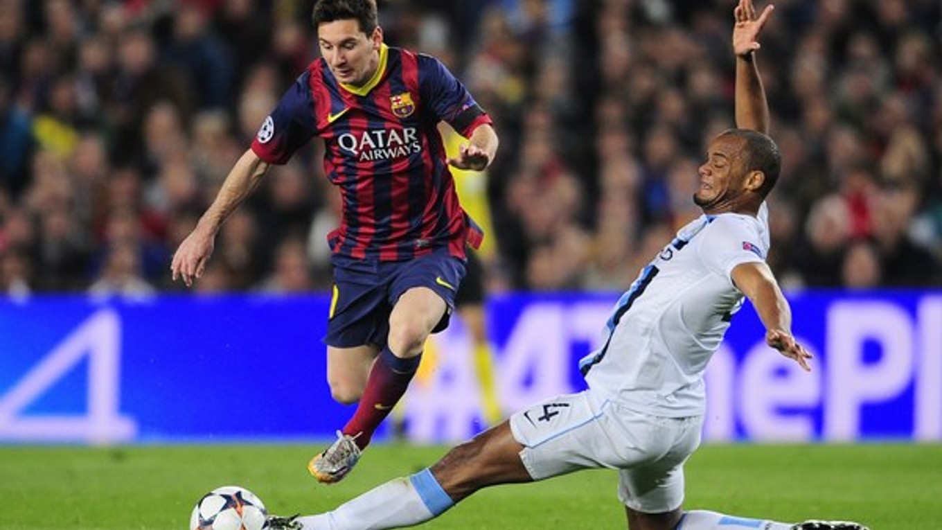 Lionel Messi (vľavo) z FC Barcelona a Vincent Kompany (Manchester City).