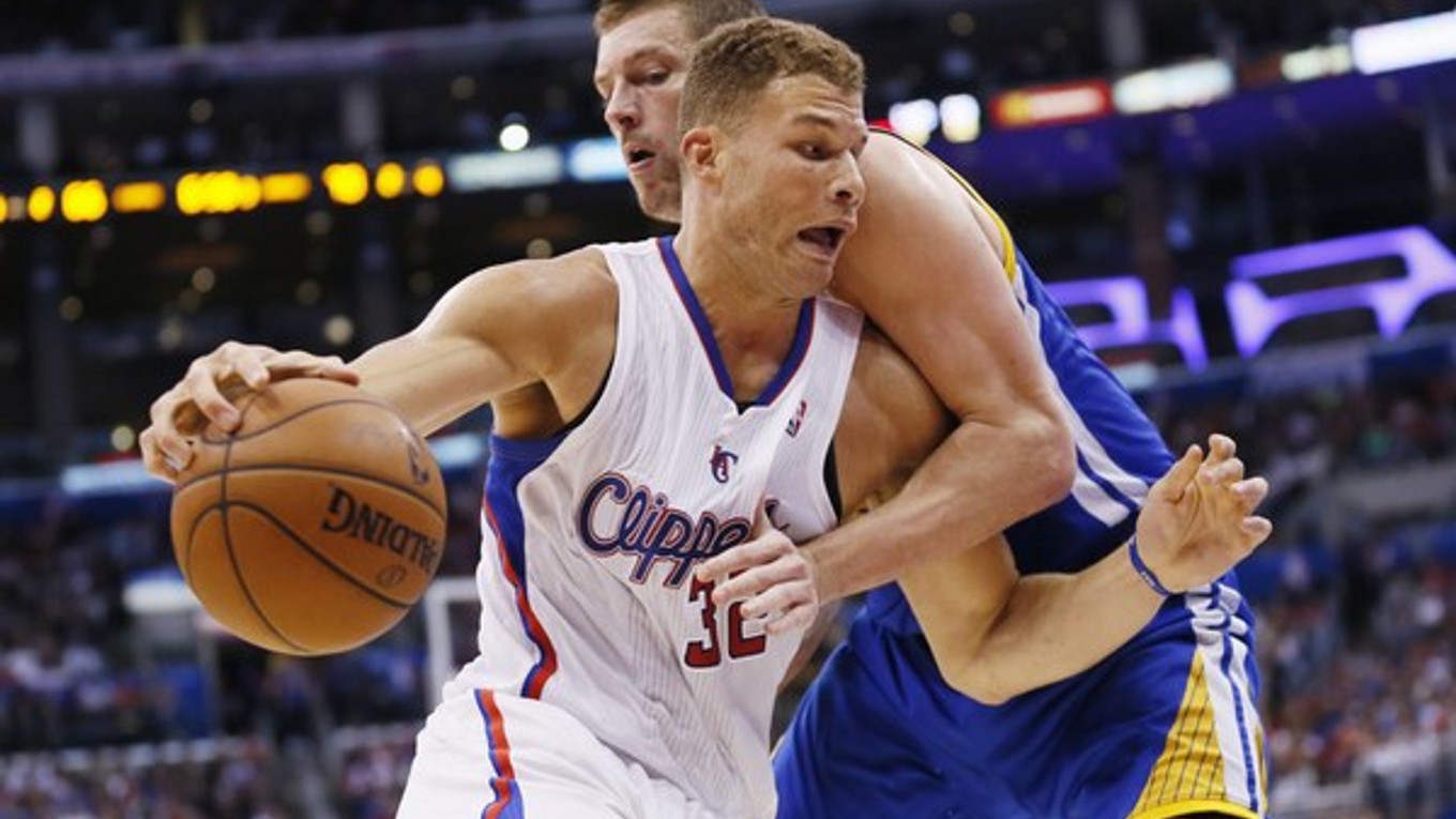 Blake Griffin z Los Angeles Clippers (s loptou) a David Lee z Golden State Warriors (vpravo)