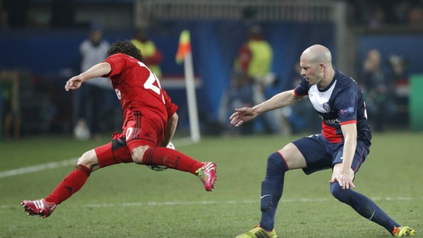 Christophe Jallet z PSG (vpravo) a Andres Guardado z Leverkusenu.