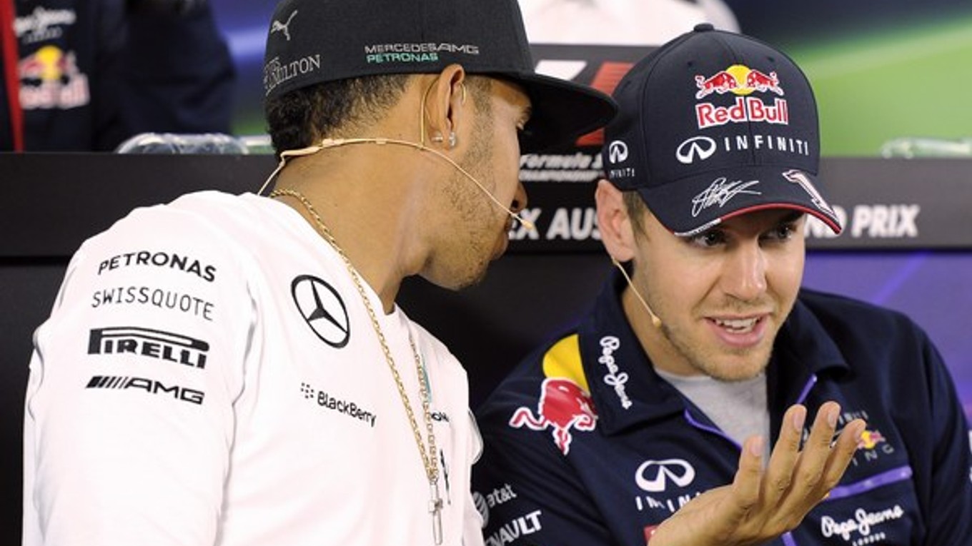 Sebastian Vettel (vpravo) a Brit Lewis Hamilton z Mercedesu.