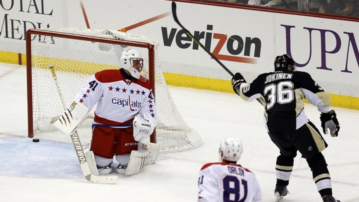 Jussi Jokinen z Pittsburghu dáva gól Jaroslavovi Halákovi.
