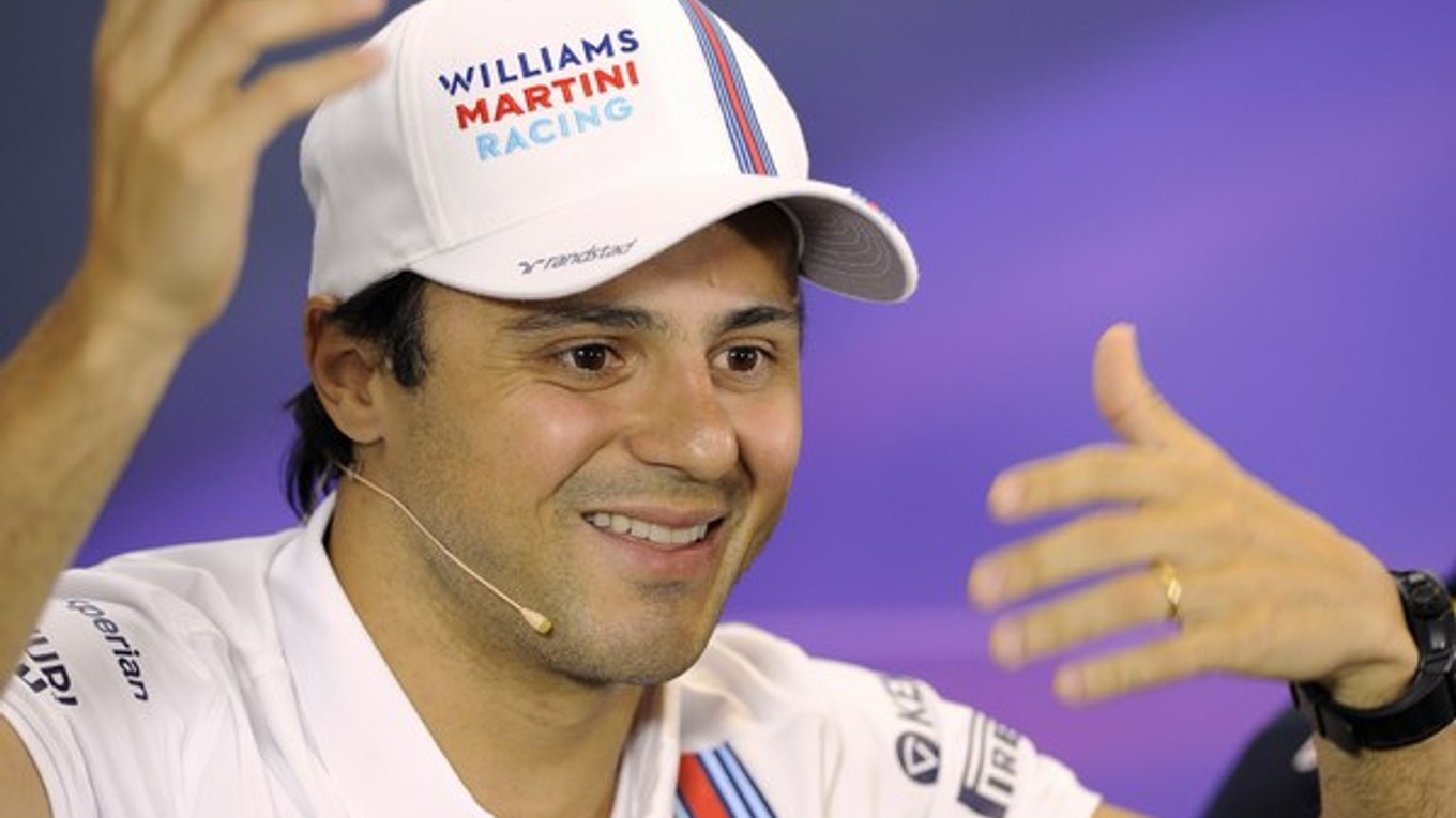 Jazdec Williamsu Felipe Massa z Brazílie gestikuluje na tlačovej besede pred Australian Formula One Grand Prix v Melbourne.
