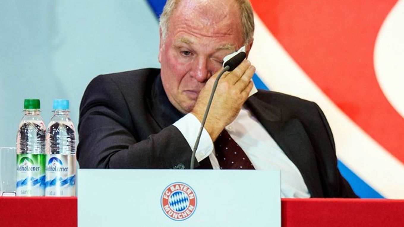 Uli Hoeness takto plakal na generálnom mítingu Bayernu Mníchov 13. novembra 2013. Vo štvrtok 13. marca 2014 ho odsúdili na tri a polročný pobyt za mrežami.