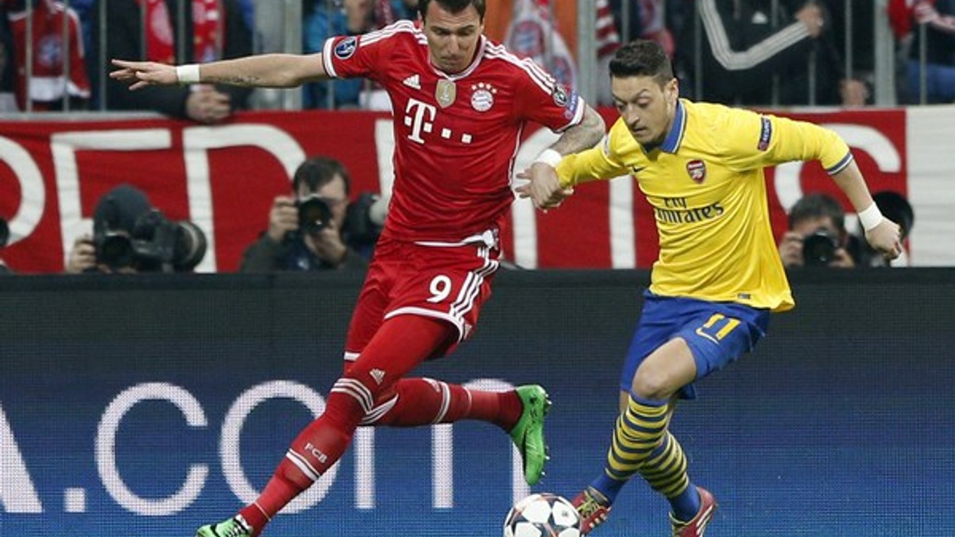 Mesut Özil (vpravo)