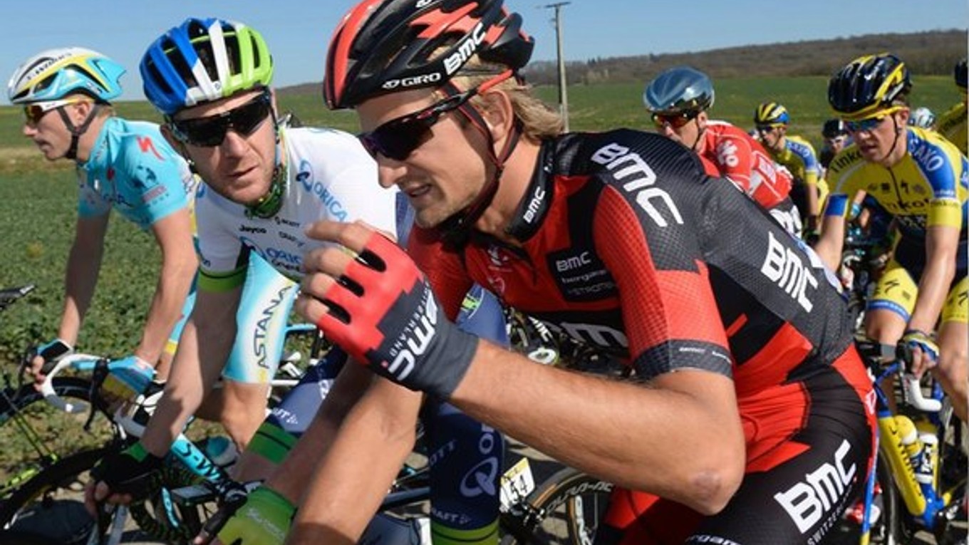 Peter Velits v červeno-čiernom drese BMC.