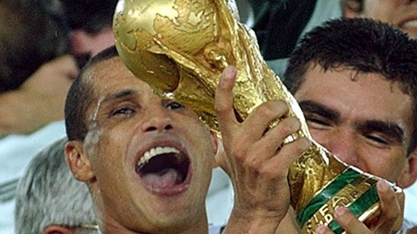 Brazílčan Rivaldo drží trofej po víťazstve 2:0 nad Nemeckom vo finále MS2002 vo futbale 30. júna 2002 v japonskej Jokohame.
