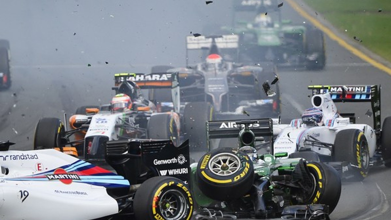 Veľká cena Austrálie začala kolíziou japonského pilota Kobajašiho na Catehrame.