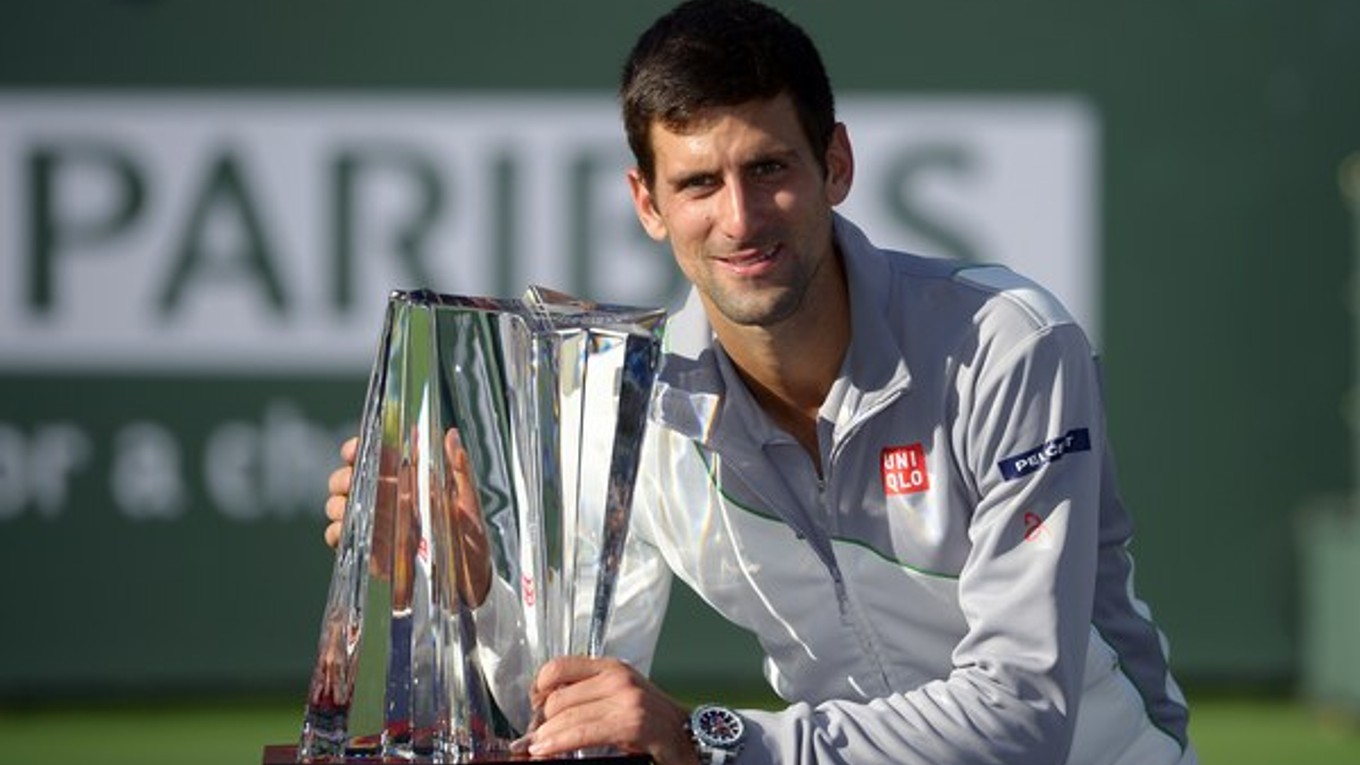 Novak Djokovič s trofejou pre víťaza turnaja v Indian Wells.