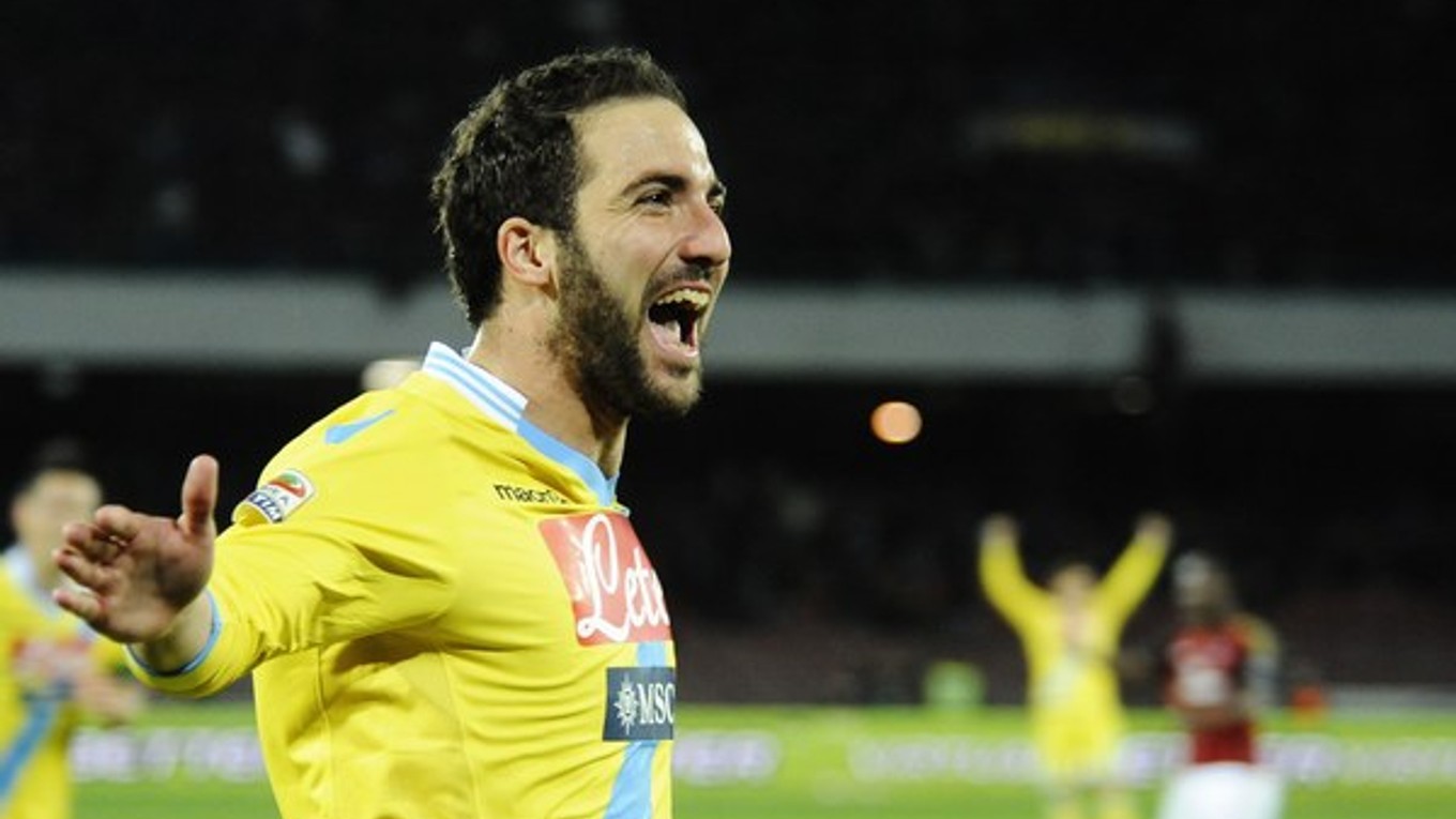 Gonzalo Higuaín rozhodol v prospech Neapolu ďalší zápas.
