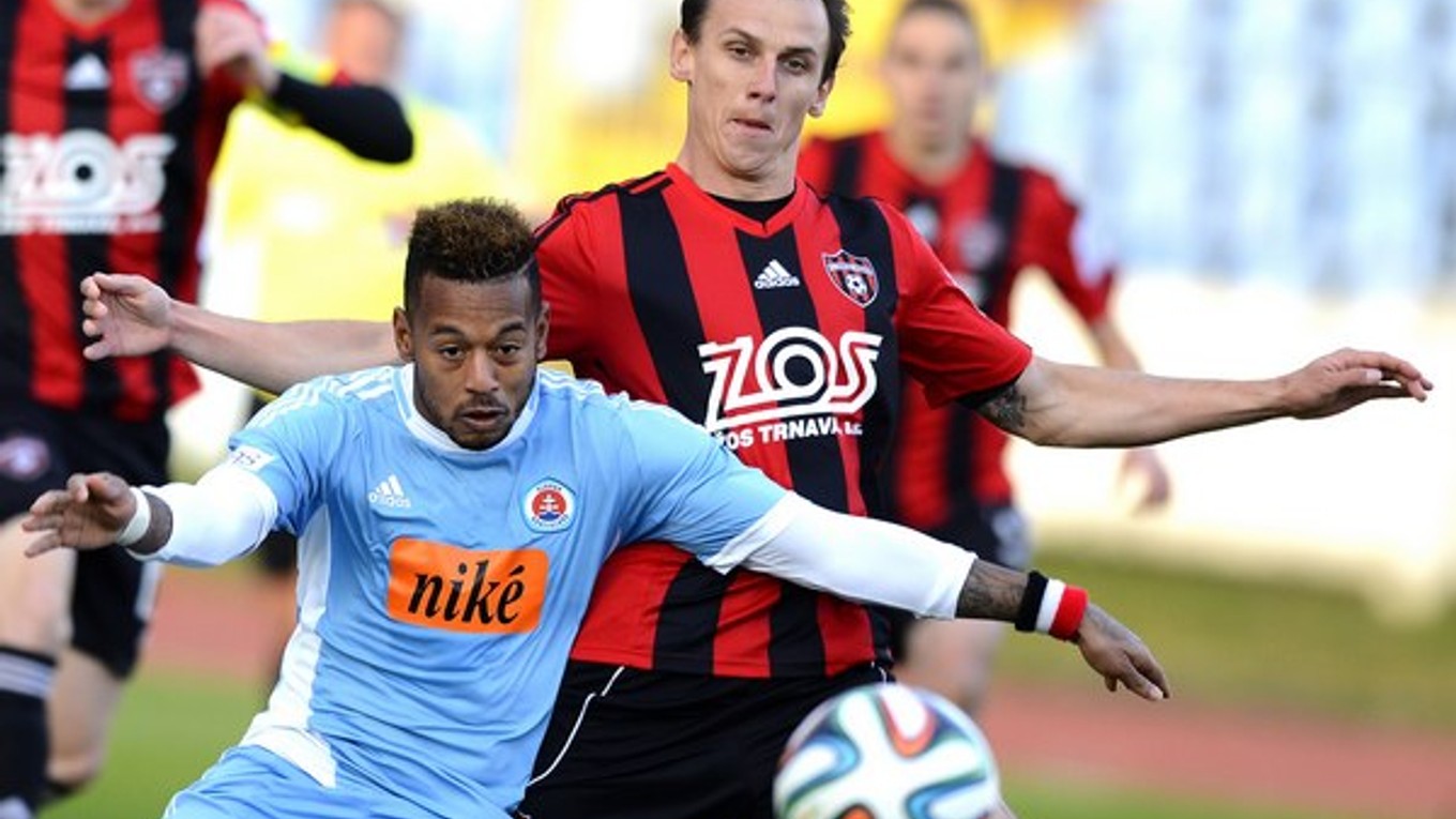 Lester Peltier (Slovan) a vpravo Martin Tóth (Trnava).