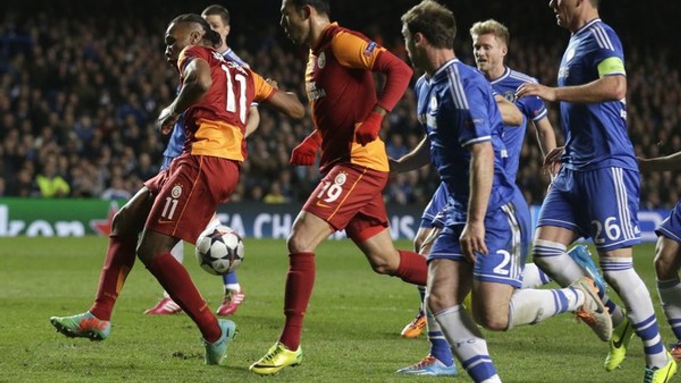 Didier Drogba (s číslom 11.) sa na ihrisku Chelsea nepresadil.