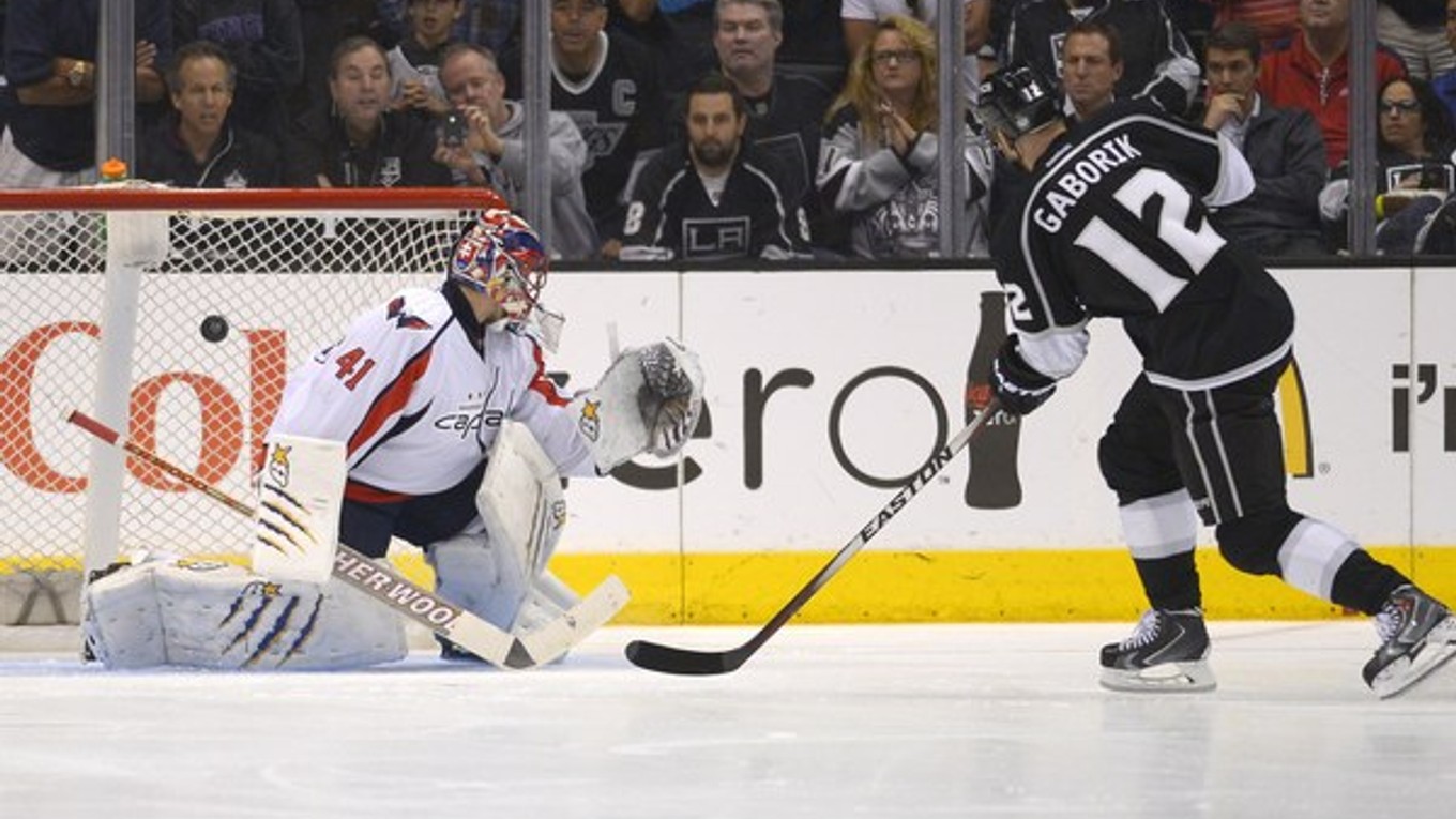 Marián Gáborík strieľa gól Jaroslavovi Halákovi.