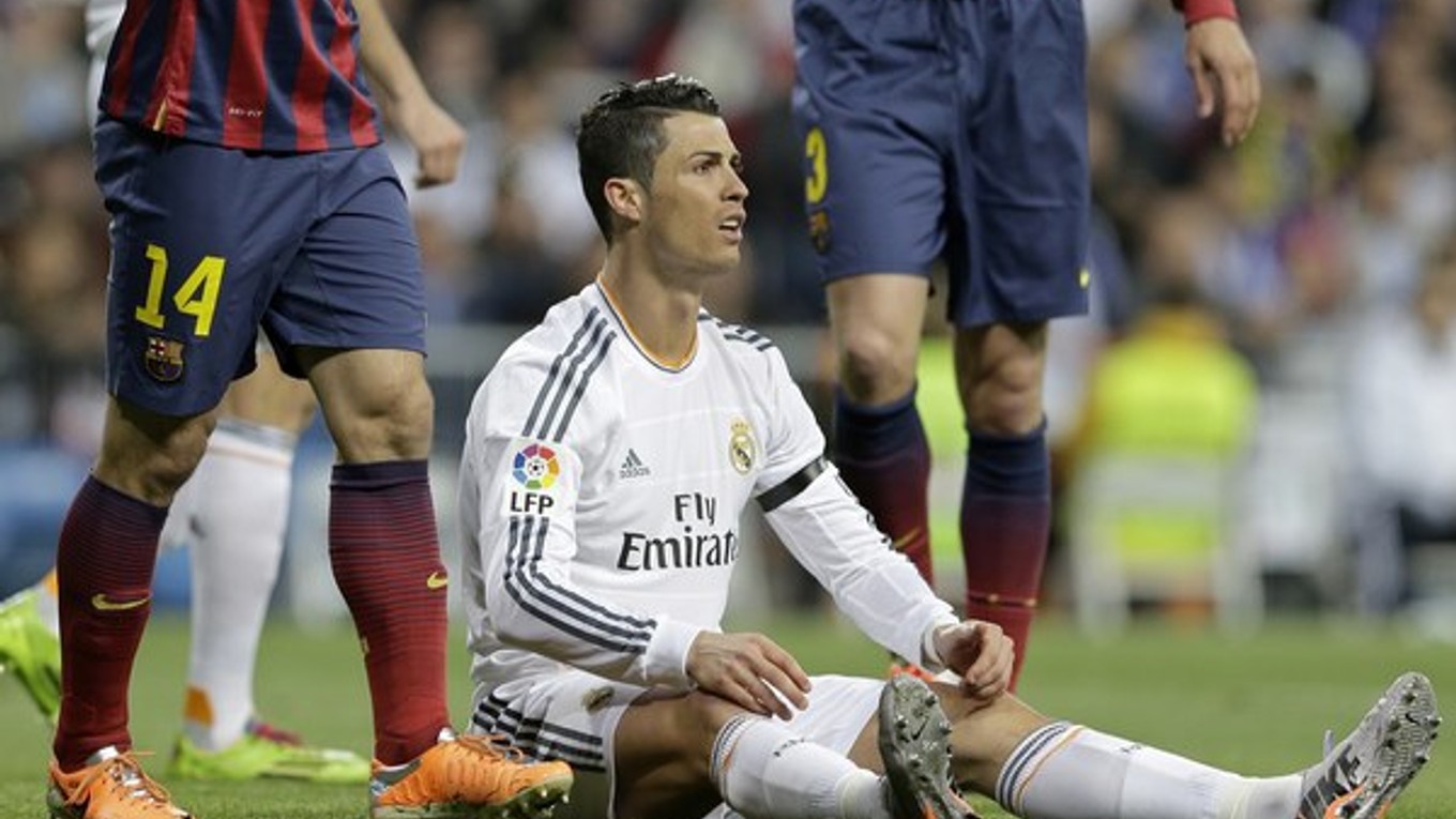 Cristiano Ronaldo sa v bielom drese Realu po zápase s Barcelonou veľmi hneval.