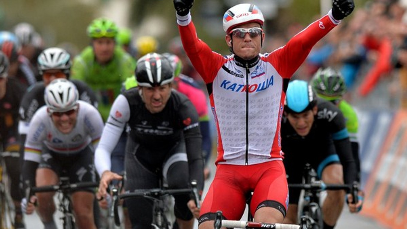Nórsky cyklista Alexander Kristoff sa teší z triumfu v pretekoch Miláno - San Remo. V zelenom vzadu je Peter Sagan.