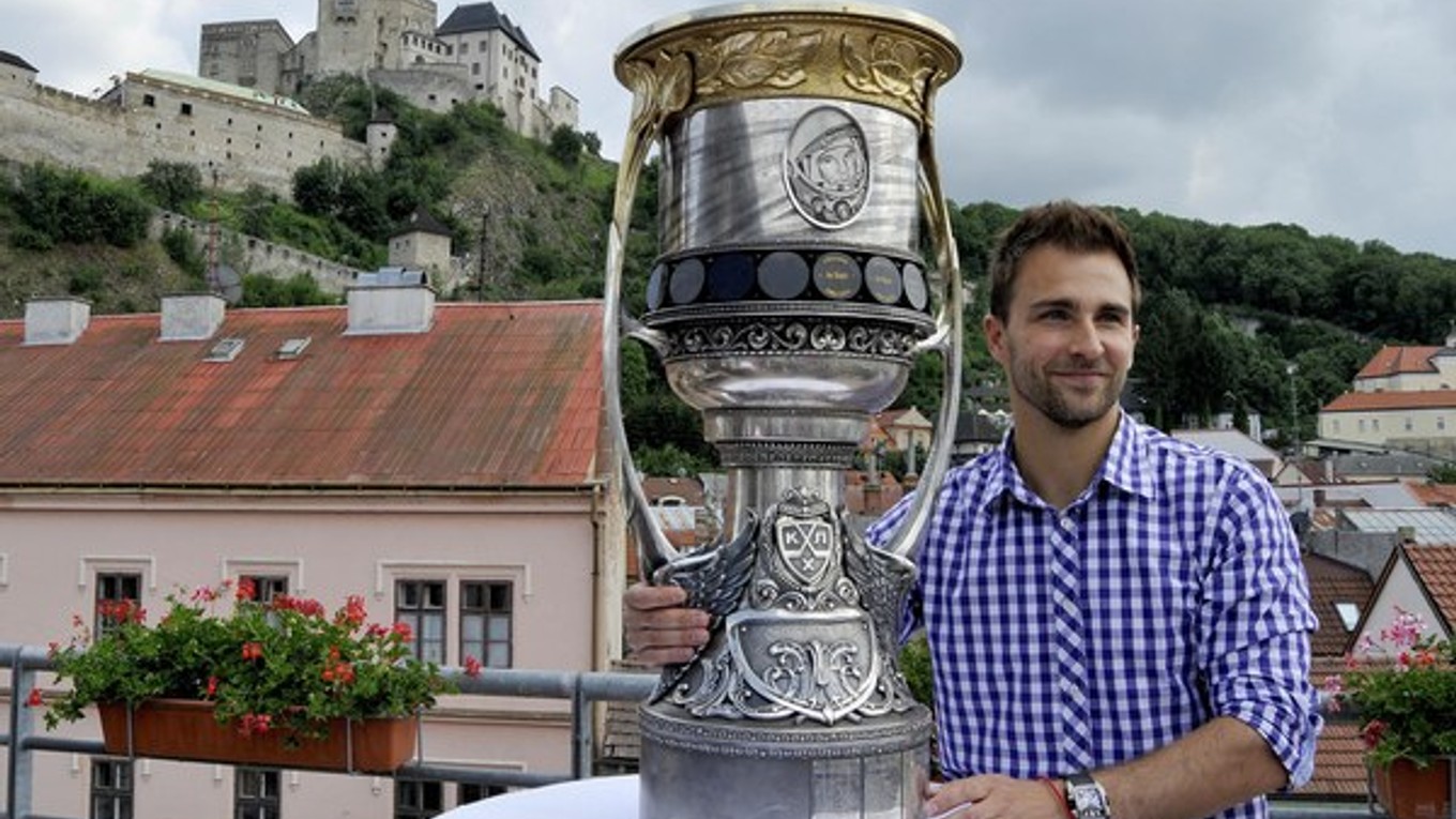 Dominik Graňák drží Gagarinov pohár.