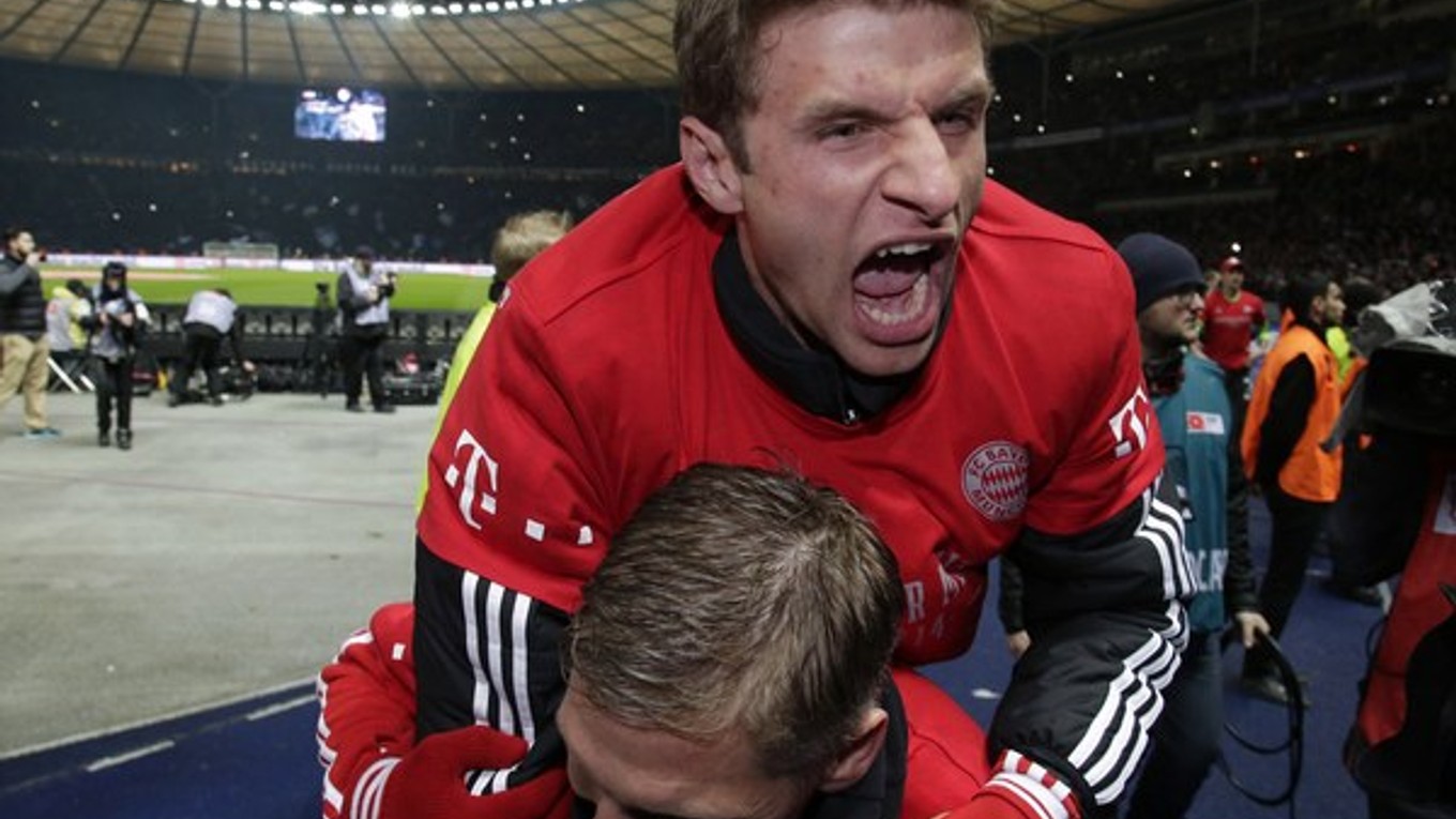 Bastian Schweinsteiger (dole) a Thomas Müller oslavujú titul.