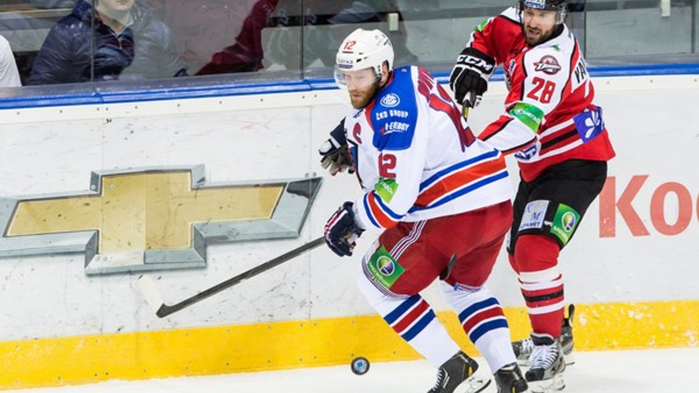 Kapitán pražského tímu Novotný (vľavo).