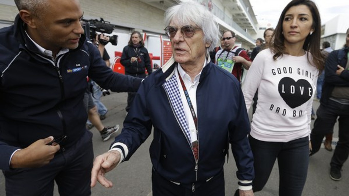Bernie Ecclestone (v strede).