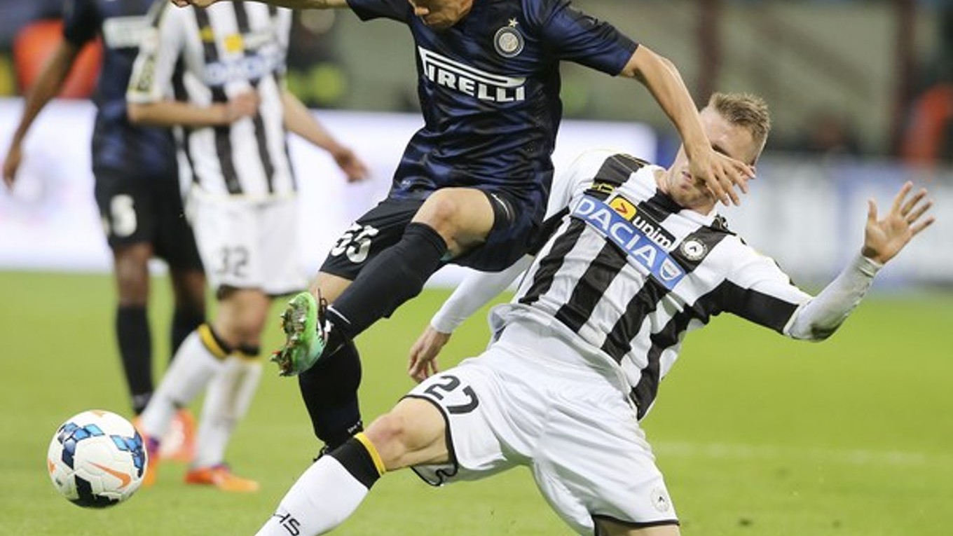 Yuto Nagatomo z Interu (vľavo) a Silvan Widmer z Udine.