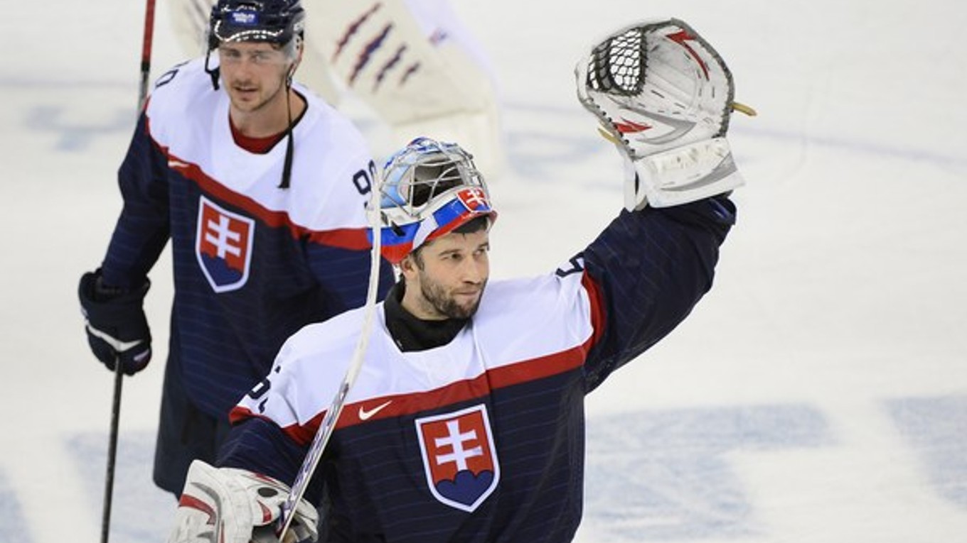 Tomáš Tatar  (vľavo) a brankár Ján Laco na ZOH v Soči.