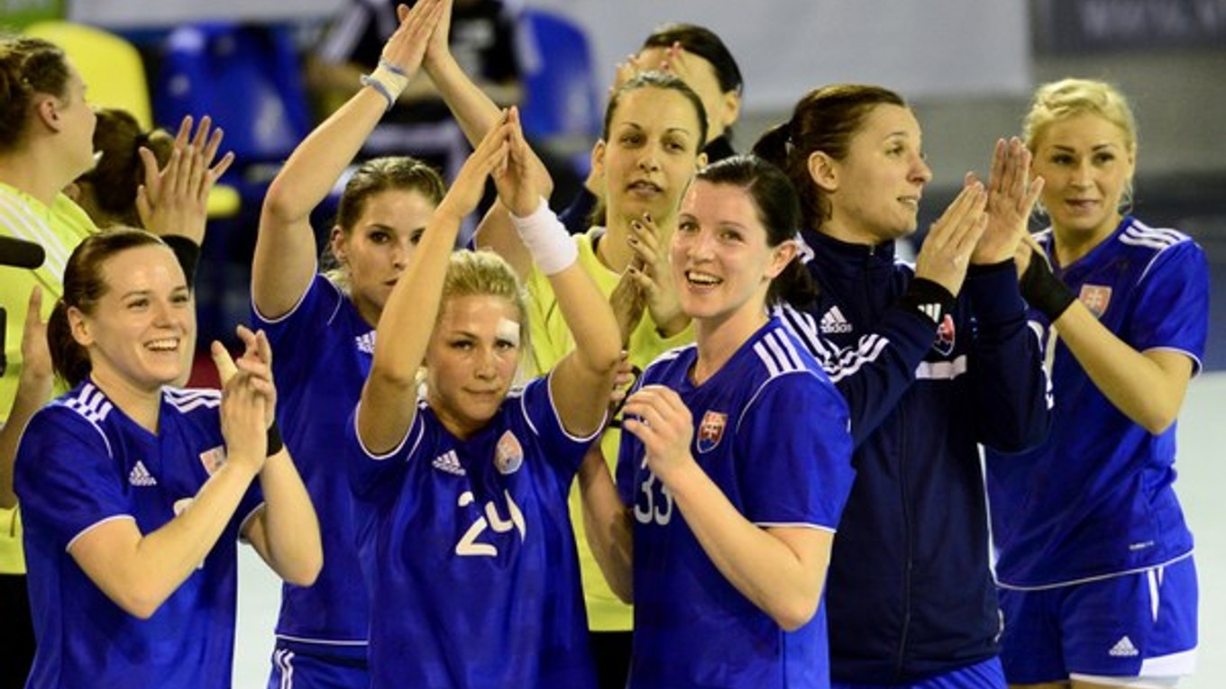Na snímke radosť hráčok Slovenska po víťazstve 38:17 v zápase 4. kola kvalifikácie ME 2014 v hádzanej žien Slovensko – Fínsko.